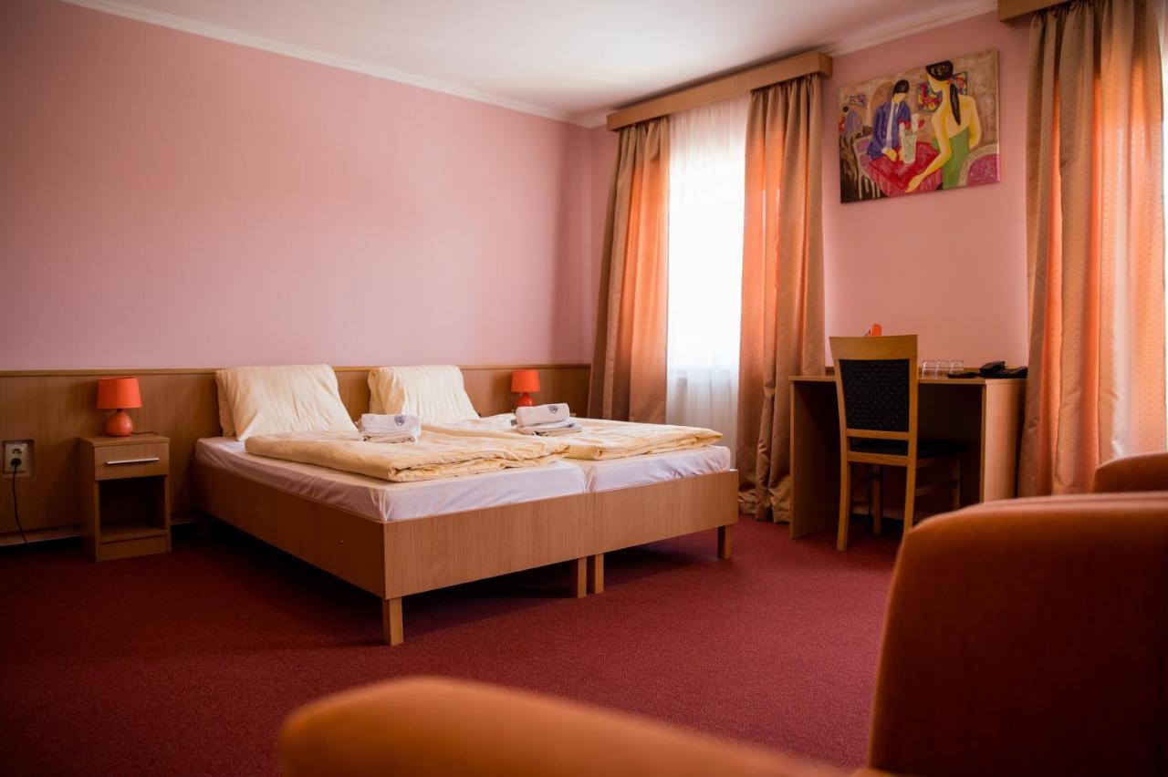 Hotel Clavis Lučenec Dış mekan fotoğraf